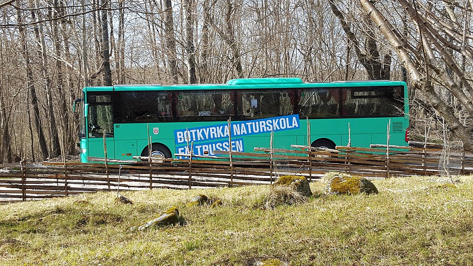 Botkyrka naturskolas buss i skogsmiljö